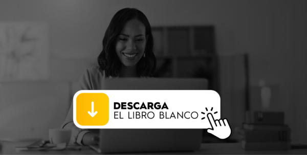 Image of a woman using a laptop and a CTA telling to download a whitepaper in Spanish